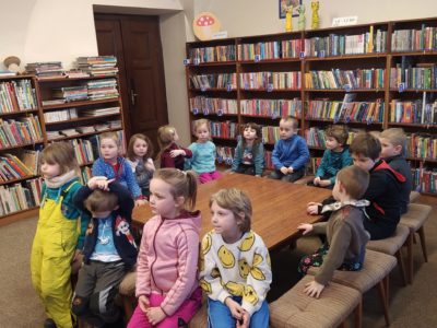 Koťátka v knihovně