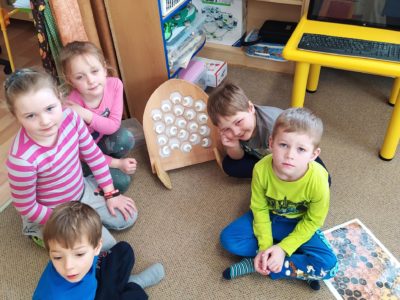 Koťátka o včelkách